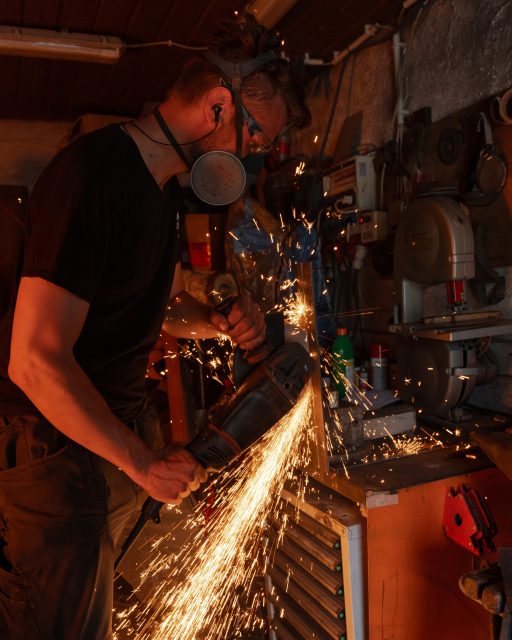 🔥 STEINHOF SCHMIEDE – MESSERHANDWERK TRIFFT CINEMA LOOKEchte Handarbeit, Feuer, Stahl und Präzision – in der Steinhofschmiede entsteht Messerdesign mit Charakter.Für diesen Shoot haben wir die Verbindung aus traditioneller Schmiedekunst und moderner Bildsprache eingefangen:Fotografiert mit der Sony A7IV + Sigma Art Lenses und gefilmt mit der Sony FX6 – kombiniert mit einem anamorphotischen 50mm T2.9 Look, der dem Material seine ganz eigene Tiefe, Flares und Kino-Ästhetik gibt.Das Ergebnis: rohe Industrie trifft auf cineastische Bildsprache.🎬 Fotografie: Sony A7IV + Sigma Art🎥 Film: Sony FX6🔭 Lens: Anamorphic 50mm T2.9🔥 Location: Steinhofschmiede⚒️ Fokus: Handwerk, Stahl, Feuer, Präzision#Steinhofschmiede #Messermacher #Schmiedekunst #Anamorphic #SonyFX6 #SonyA7IV #SigmaArt #Cinematography #Handwerk #IndustrialAesthetic #jnphotografics