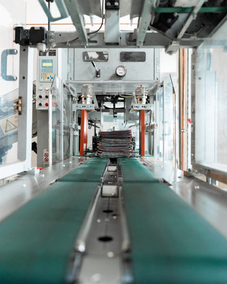 Ein weiteres Bild der Produktionslinie bei Haus und Markt, das den reibungslosen Arbeitsablauf und die Effizienz der Fertigung zeigt. Hochwertige Fotografie von JNPhotografics.