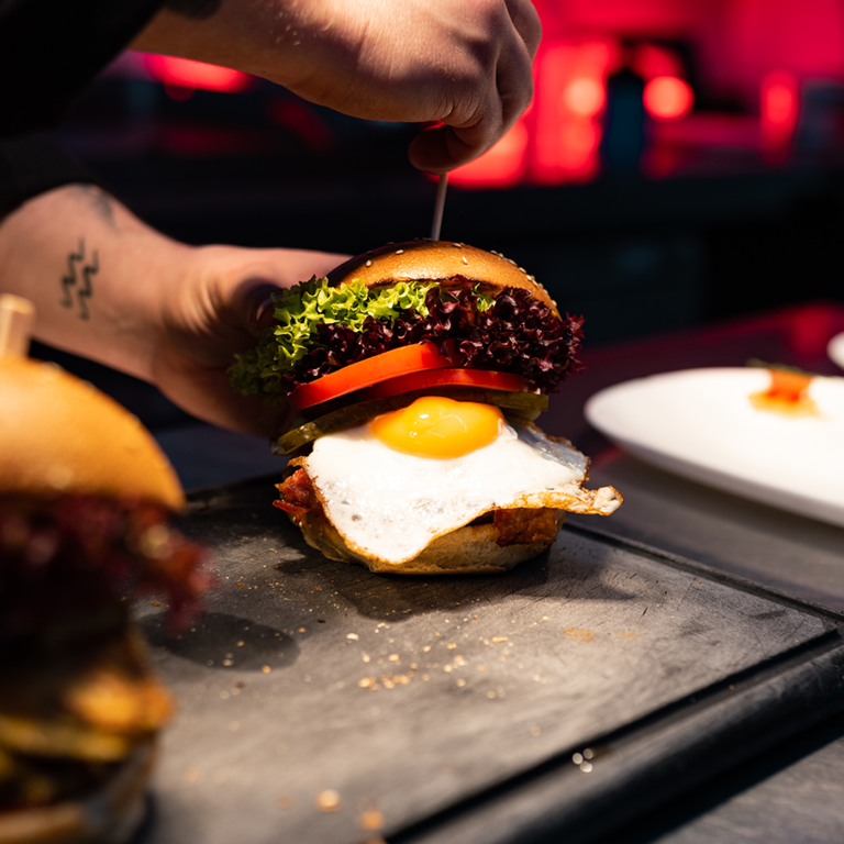 Ein Bild von einem kunstvoll gestalteten Gourmet-Gericht, fotografiert während des Gastronomie-Fotoshootings für Tommy's Braterei in Bad Kissingen. HQ-Fotoproduktion für Social Media durch JNPhotografics.