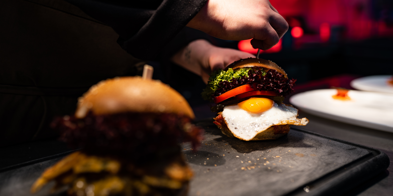 Ein Bild von der Burgerherstellung, fotografiert während eines Food-Fotoshootings für Tommy's Braterei. Hochauflösende Fotografie für Social Media von JNPhotografics.