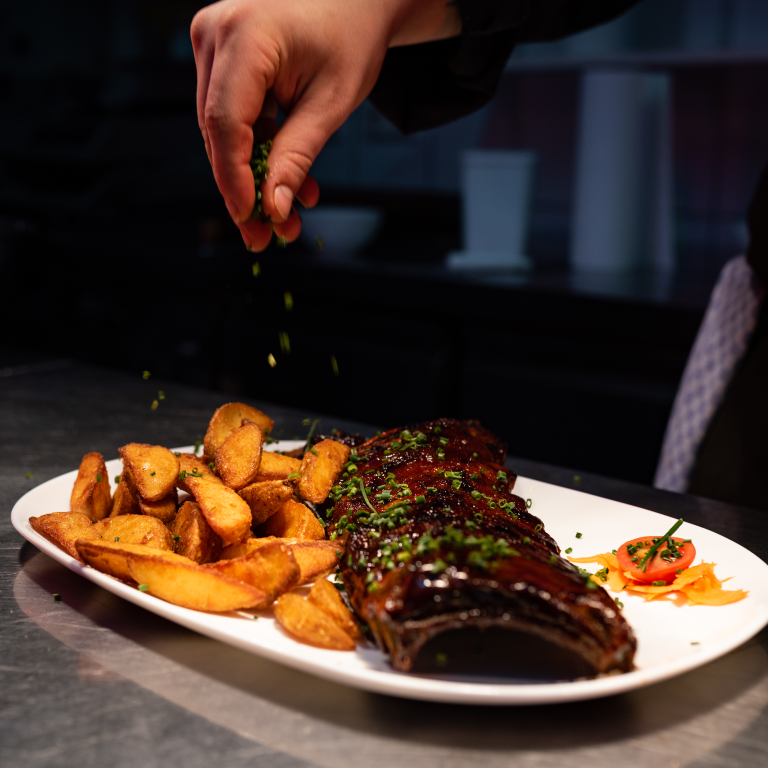 Ein Bild von saftigen Spare Ribs, fotografiert während eines Food-Fotoshootings für Tommy's Braterei. Hochauflösende Fotografie für Social Media von JNPhotografics.