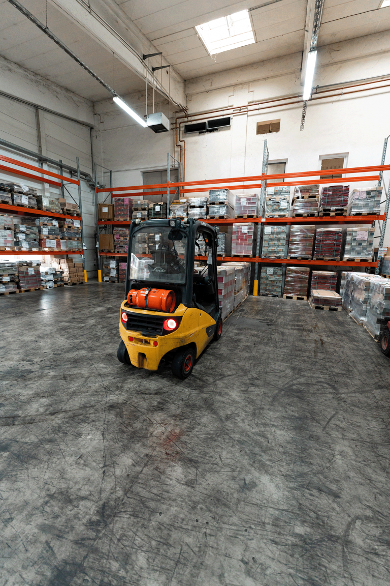 Ein Bild eines Gabelstaplers im Lager, fotografiert während eines Industrial-Fotoshootings für den Haus und Markt Verlag in Nüdlingen. Hochauflösende Fotografie von JNPhotografics.