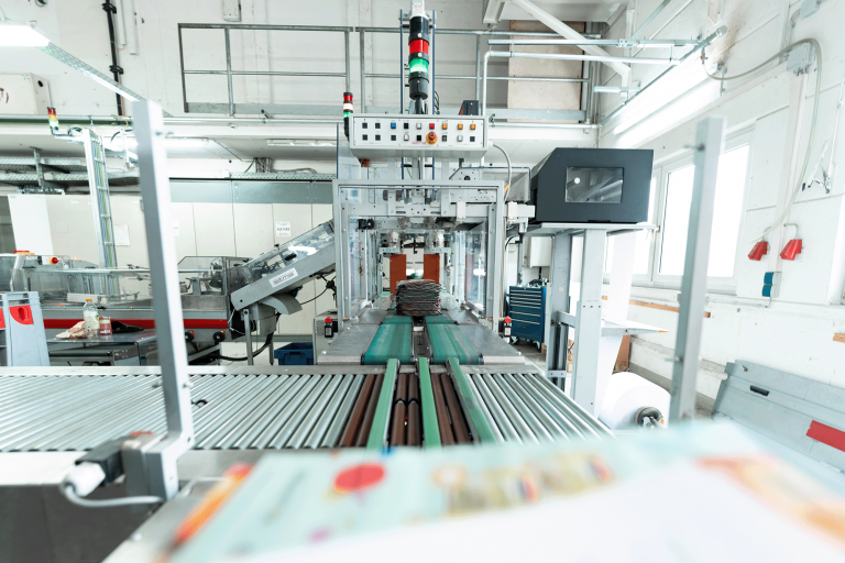 Ein weiteres Bild von der Packstraße im Verlag Haus und Markt, fotografiert während eines Industrial-Fotoshootings. Hochauflösende Fotografie von JNPhotografics.
