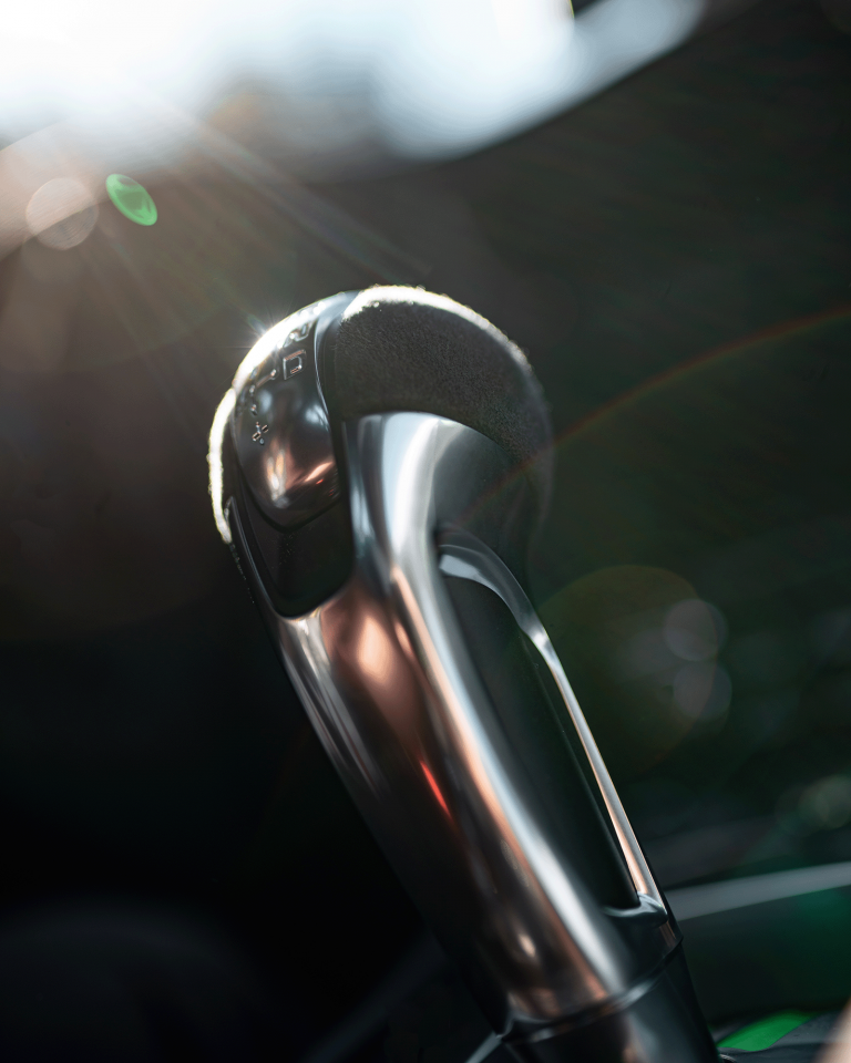 Ein Detailfoto des PDK-Schalters in einem Porsche, fotografiert während eines Fotoshootings. Hochauflösende Fotografie für Werbezwecke von JNPhotografics.