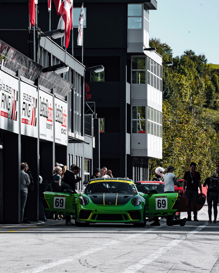 Ein Bild eines lizzardgrünen Porsche GT3 RS 991.2 auf dem Salzburgring während eines Trackdays, fotografiert während eines Fotoshootings. Hochauflösende Fotografie für Werbezwecke von JNPhotografics.