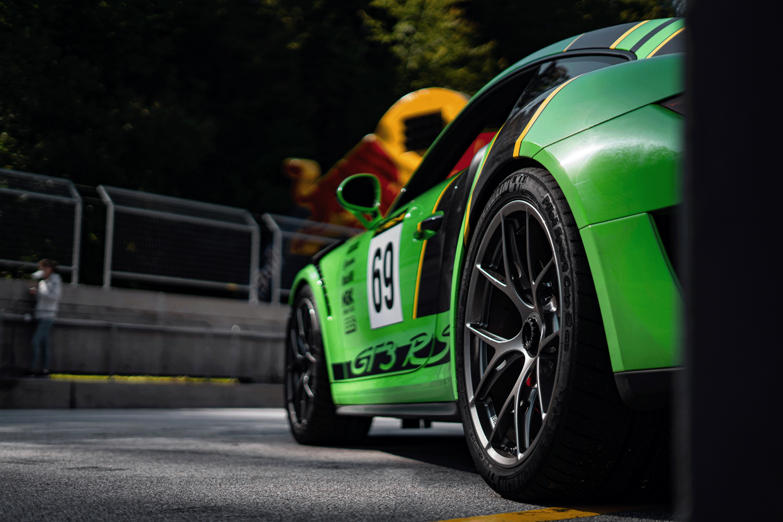 Ein Bild eines Porsche auf dem Salzburgring während eines Fotoshootings, fotografiert während eines Trackdays. Hochauflösende Fotografie für Werbezwecke von JNPhotografics.