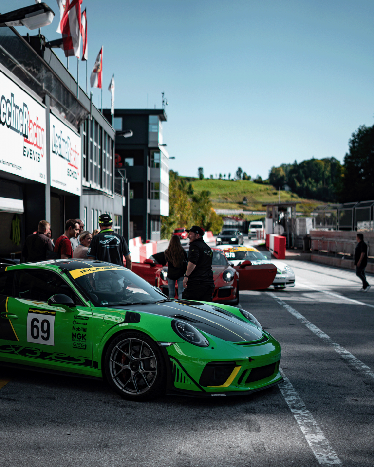 Ein hochkantiges Bild eines Porsche GT3 RS 991.2 auf dem Salzburgring, fotografiert während eines Fotoshootings. Hochauflösende Fotografie für Werbezwecke von JNPhotografics.