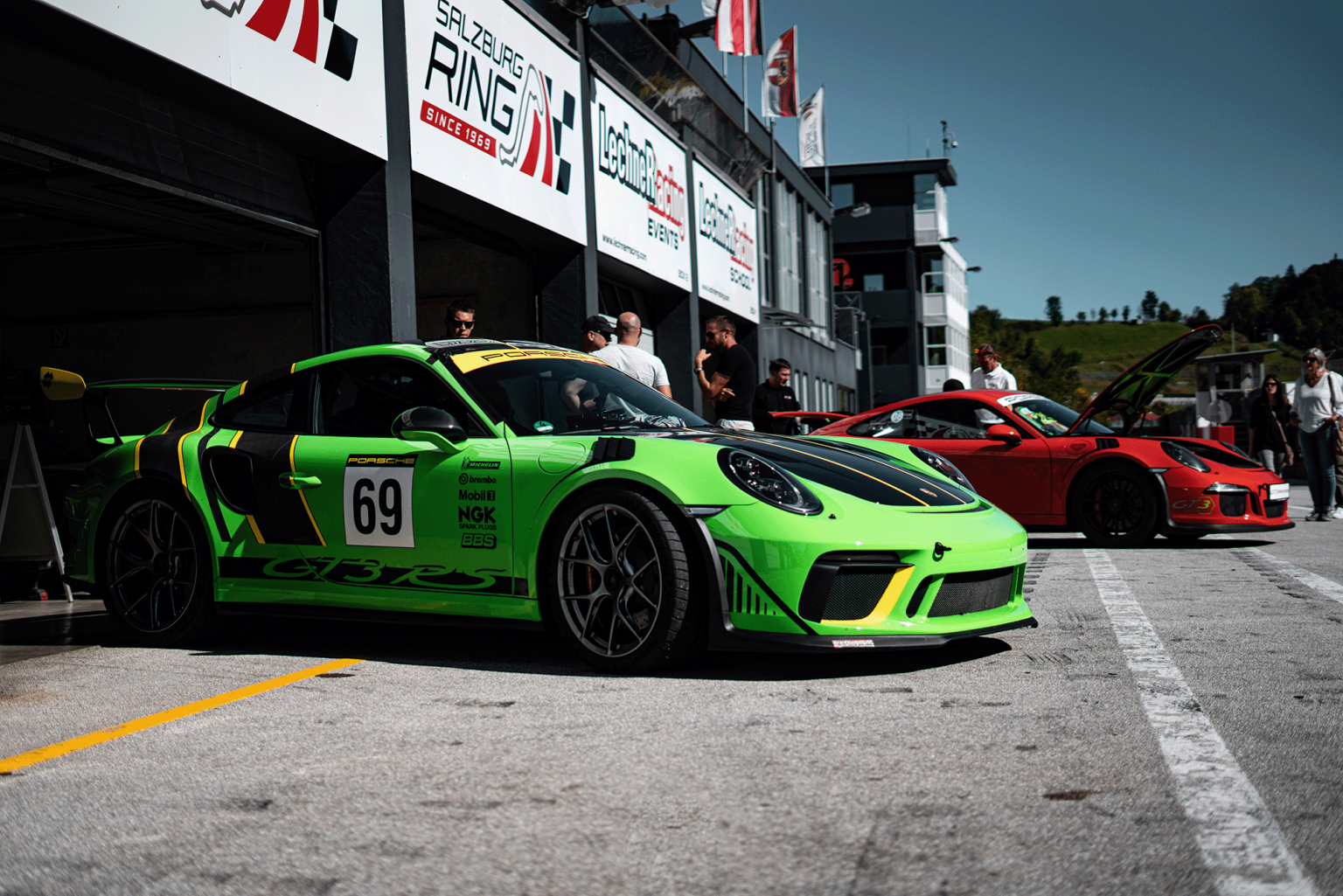 Ein Bild eines Porsche auf der Rennstrecke während eines Fotoshootings für Bluemle Motorsport. Hochauflösende Fotografie für Werbezwecke von JNPhotografics.