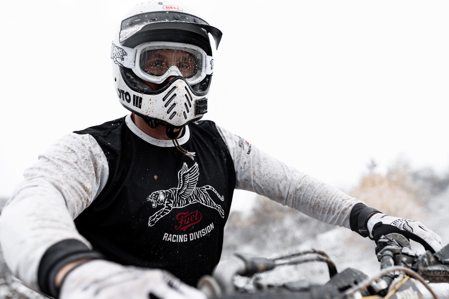 Ein Bild eines Motorradfahrers trägt ein Race Division Jersey von Fuel Motorcycle. Hochwertige Fotografie von JNPhotografics.