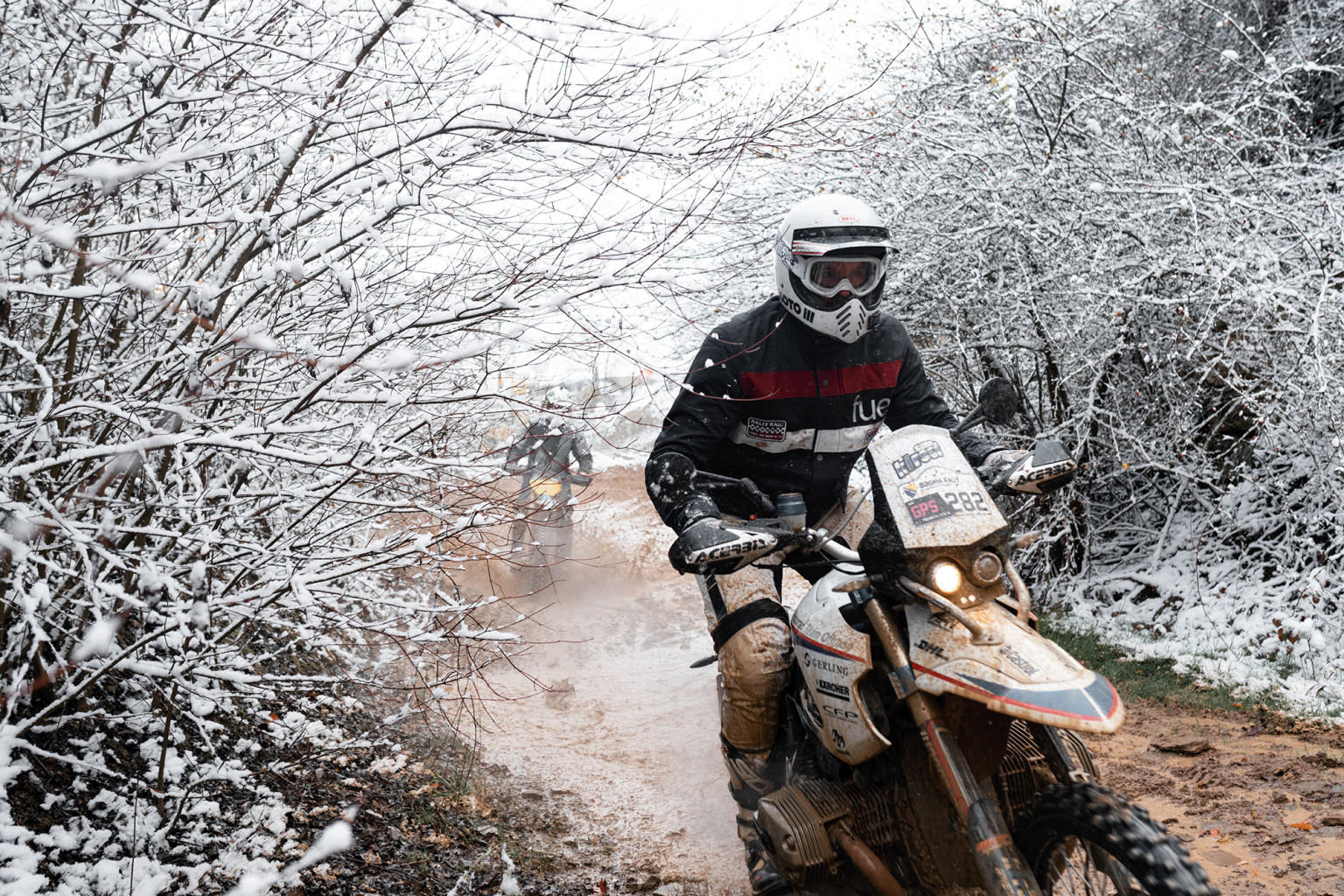 Ein weiteres Foto einer Person trägt eine Rally Raid Jacke von Fuel Motorcycle. Hochwertige Fotografie von JNPhotografics.