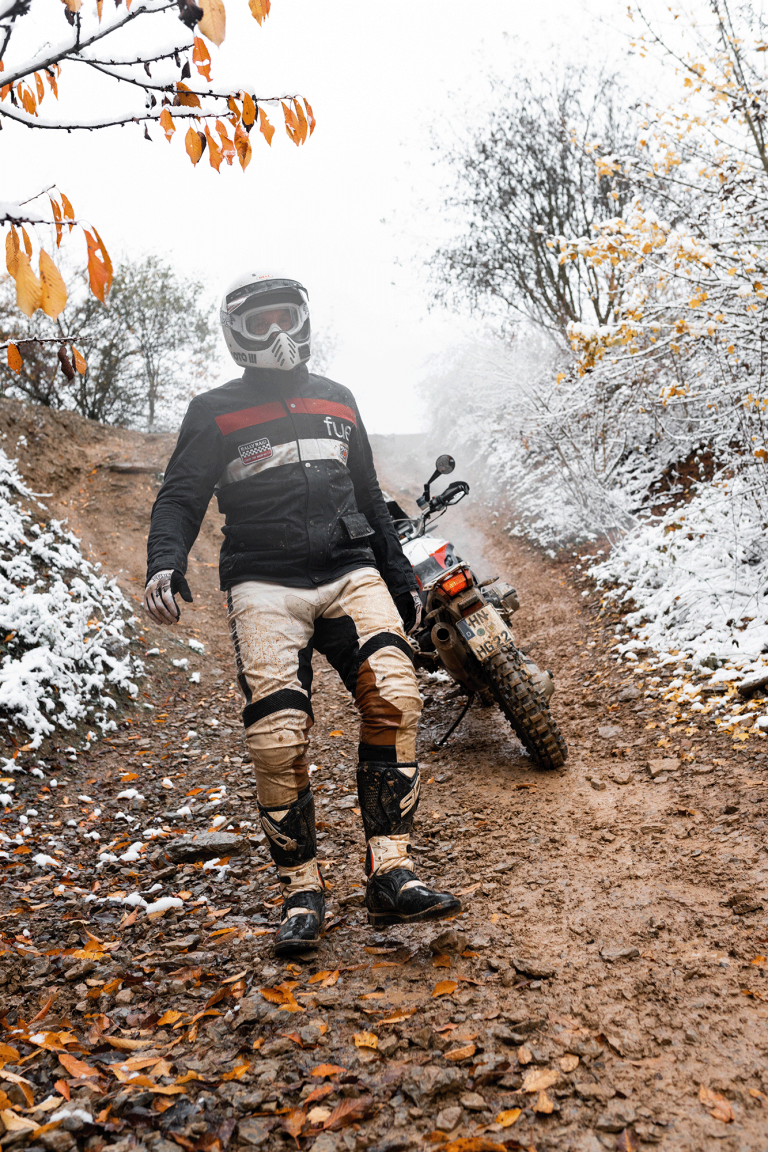 Ein weiteres Foto einer Person trägt eine Rally Raid Jacke von Fuel Motorcycle. Hochwertige Fotografie von JNPhotografics.