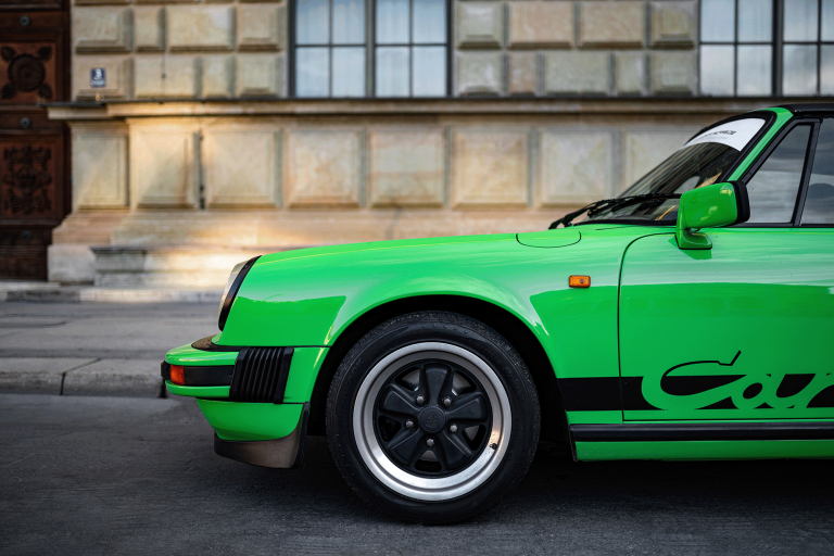 Ein weiteres Bild des grünen Porsche G-Model Targa vor dem Maximilian Theater in München. Hochauflösende Fotografie von JNPhotografics.