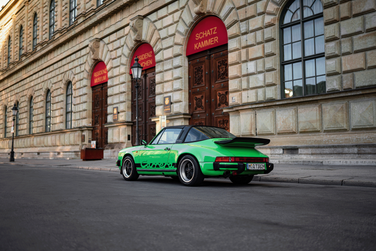 Ein Bild eines grünen Porsche G-Model Targa vor dem Maximilian Theater in München. Hochauflösende Fotografie von JNPhotografics.