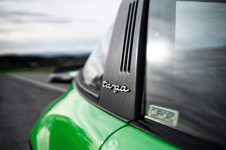 Ein weiteres Bild des grünen Porsche G-Model Targa vor dem Maximilian Theater in München. Hochauflösende Fotografie von JNPhotografics