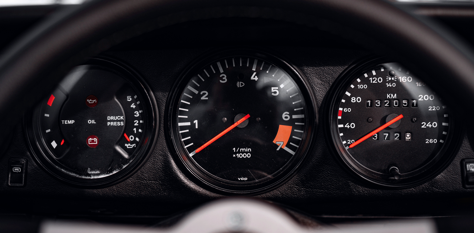 Ein Detailfoto des Tachometers eines grünen Porsche G-Model Targa. Hochauflösende Fotografie von JNPhotografics