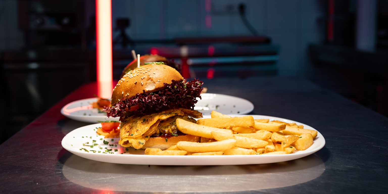 Ein Bild eines köstlichen finalen Burgers, fotografiert während eines Food-Fotoshootings für Tommy's Braterei. Hochauflösende Fotografie für Social Media von JNPhotografics