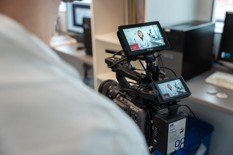 Ein Bild von der Sony FX6, die für die Aufzeichnung eines Interviews in einem Pharmaunternehmen verwendet wird. Entdecken Sie die professionelle Videoproduktion von JNPhotografics für die Pharma- und Medizinbranche!