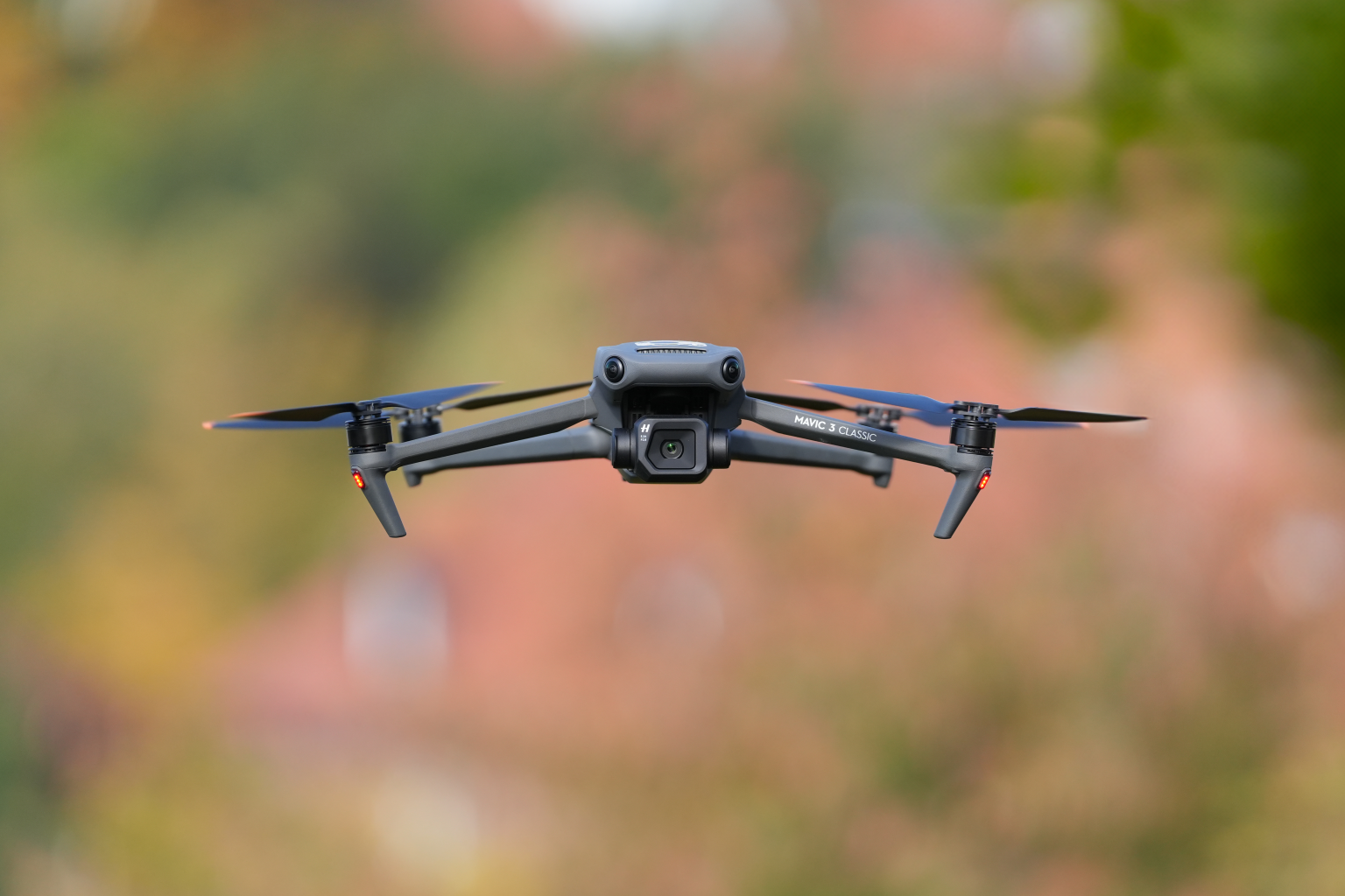 Kameradrohne von JNPhotografics im Flug, ideal für professionelle Luftaufnahmen in der Corporate Foto- und Filmproduktion. Die Drohne erfasst hochwertige Bilder und Videos aus der Luft und bietet innovative Lösungen für Unternehmen, die ihre Projekte visuell ansprechend präsentieren möchten.