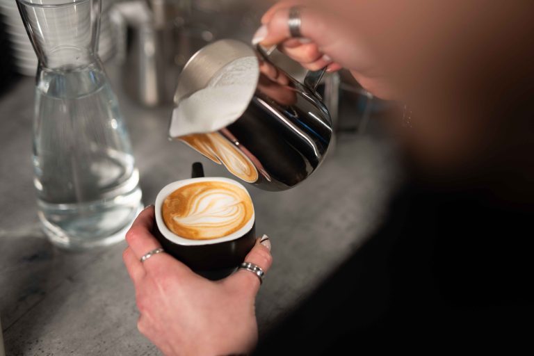 Diese Alt-Beschreibung ist prägnant, beschreibt den Bildinhalt genau und enthält relevante Schlüsselwörter für SEO, wie „Cappuccino“, „Gastronomie-Marketing“ und „B2B-Content