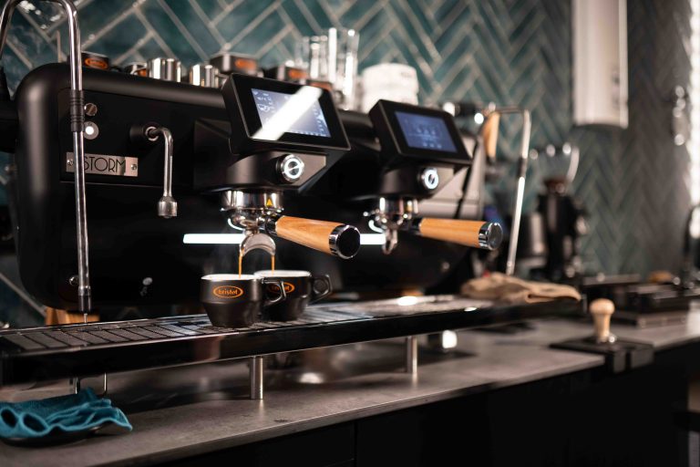 Zwei Espressos laufen aus der Astoria Storm Espresso-Maschine im Café Ventuno – professionelle Imagefotografie für Gastronomiebetriebe und Café-Marketing.