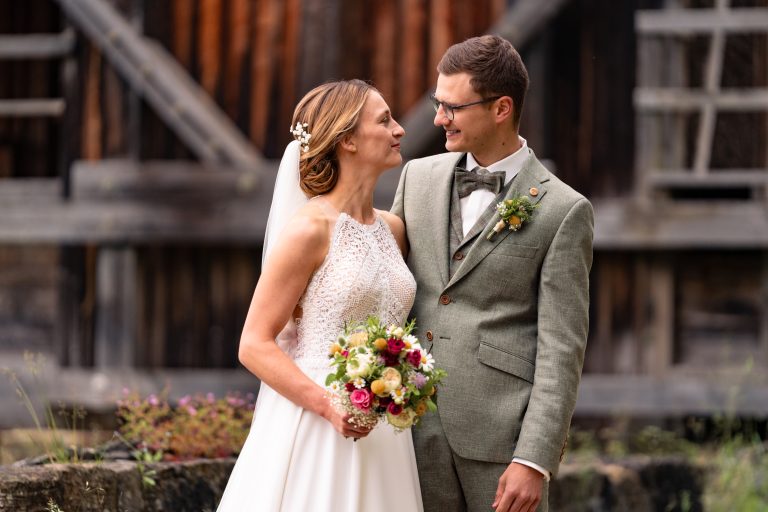 Brautpaar im Park in Bad Kissingen – Natürliche und romantische Hochzeitsfotografie in atemberaubender Kulisse.