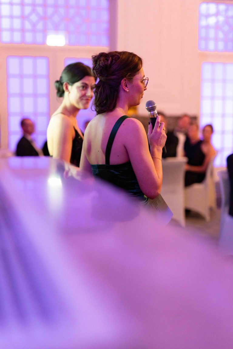 Gäste in eleganter Abendkleidung beim 2. Rhöner Winterball – Eventfotografie von JNPhotografics, die die festliche Atmosphäre der Wohltätigkeitsveranstaltung einfängt