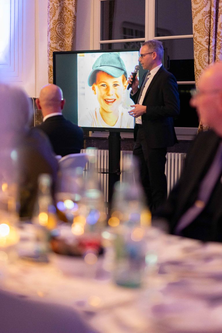 Stimmungsvolle Tanzfläche beim 2. Rhöner Winterball – Eventfotografie von JNPhotografics, die die festliche Atmosphäre der Wohltätigkeitsveranstaltung einfängt.