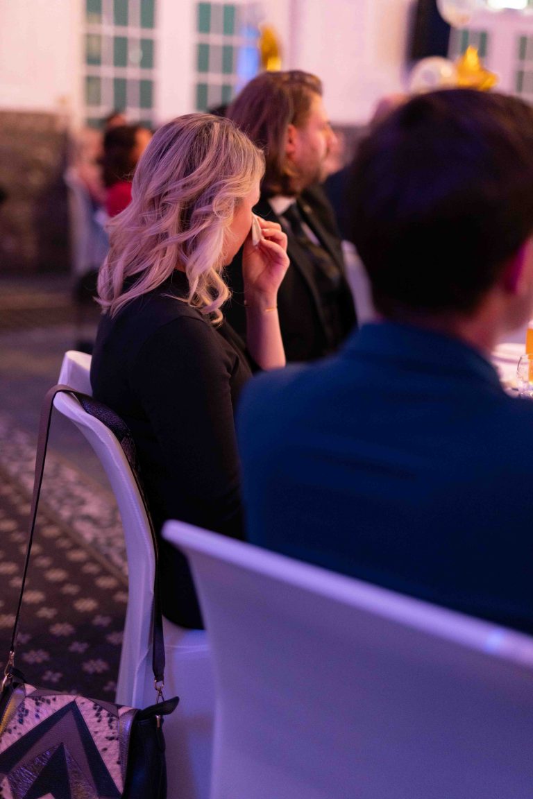 Zeremonie des 2. Rhöner Winterballs – Eventfotografie von JNPhotografics, die die feierliche Übergabe während der Wohltätigkeitsveranstaltung dokumentiert.