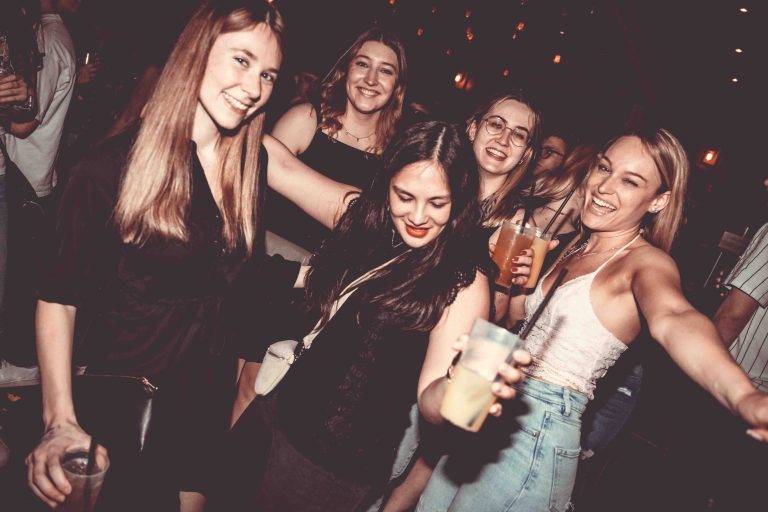 Gruppe Mädels beim Feiern – Eventfotografie von unvergesslichen Momenten