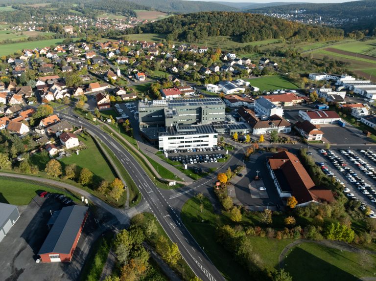Drohnenaufnahme von JNPhotografics – Außenaufnahme des Labor Gebäudes aus der Luft, ideal für Architekturpräsentationen und Unternehmensdarstellungen