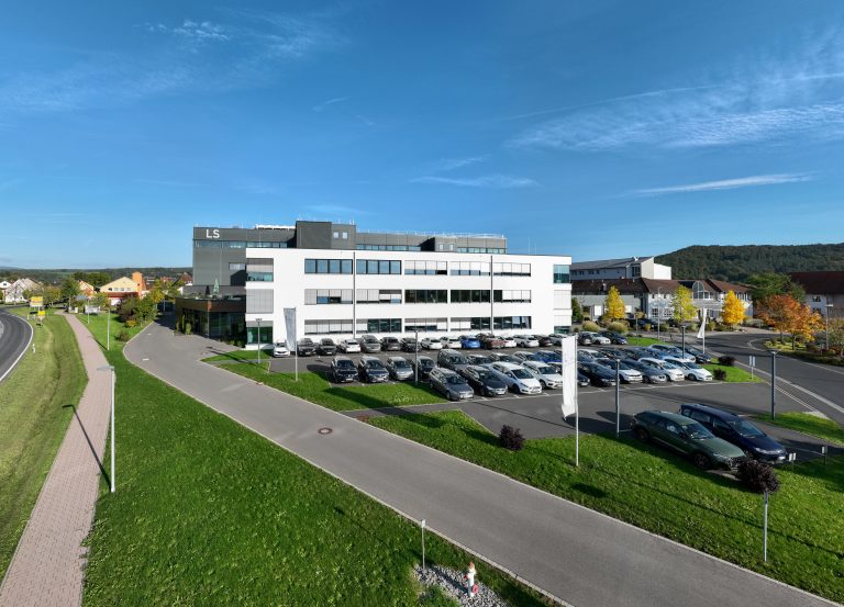 Professionelle Drohnenfotografie von JNPhotografics – Luftaufnahme des Labor LS Gebäudes für beeindruckende Außenaufnahmen und Architekturpräsentation.
