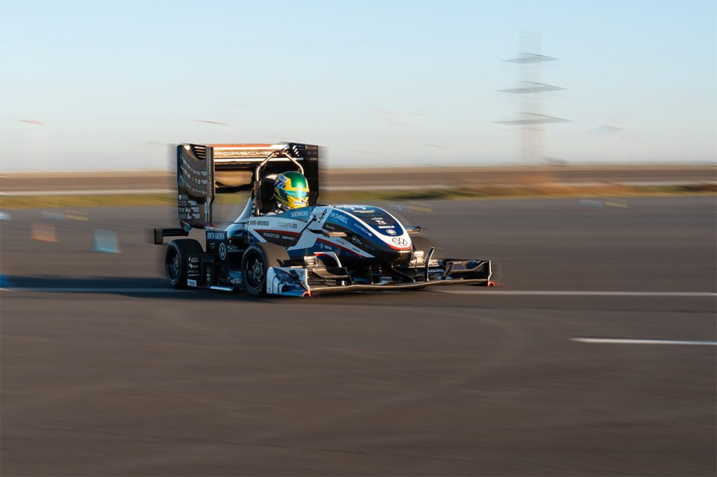MAHLE Formula Student Auto beim Testing: Dynamische Motorsport-Fotografie mit High-Performance-Renntechnik in Aktion.