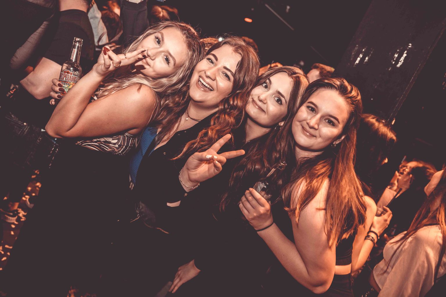 Gruppe Mädels beim Feiern – Spaß und Freude bei einem Event