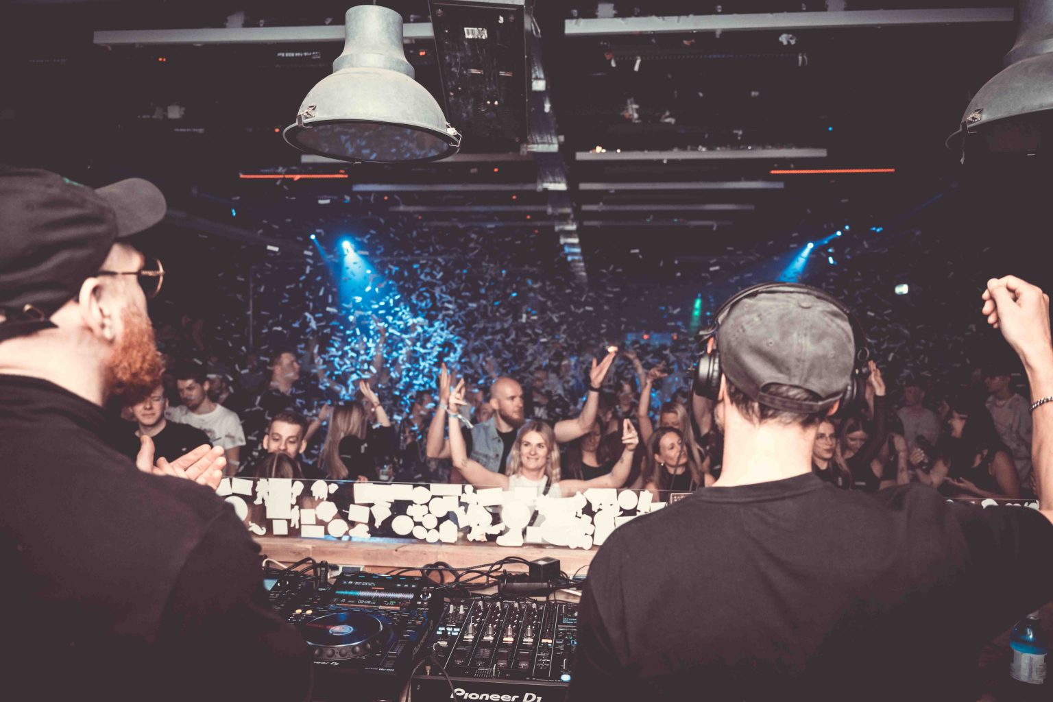 Techno-Festival bei Nacht – Festivalbesucher unter bunten Lichtern und Nebel