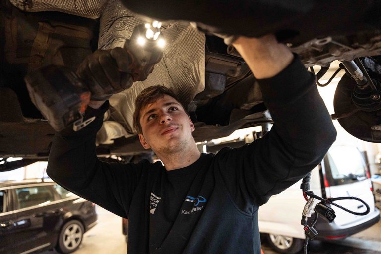 Mitarbeiter bei der Arbeit in der Werkstatt – authentische Mitarbeiterfotografie