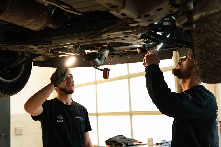 Mitarbeiter in der Autowerkstatt bei der Arbeit – professionelle Mitarbeiterfotografie