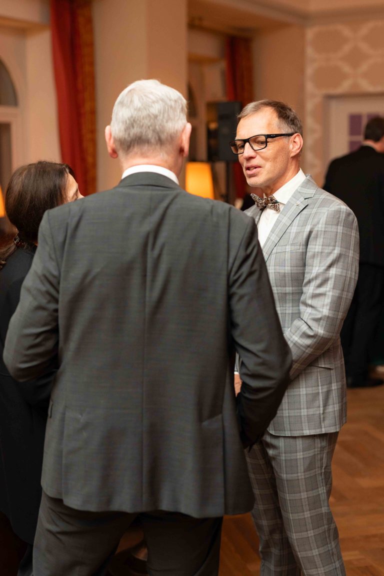 Eventfotografie beim 2. Rhöner Winterball – JNPhotografics fängt die festliche Stimmung und Interaktionen der Gäste auf der Wohltätigkeitsveranstaltung ein