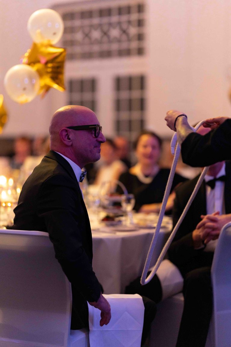 Spendenübergabe beim 2. Rhöner Winterball – Eventfotografie von JNPhotografics, die den wohltätigen Moment der Veranstaltung festhält