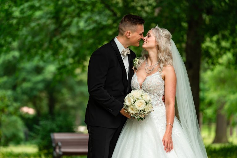 Brautpaar hält sich an den Händen auf einer Wiese in Bad Neustadt – Natürliche Hochzeitsfotografie mit emotionalem Charme.