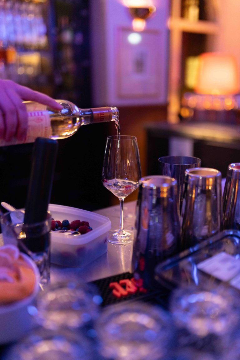 Elegante Gäste beim 2. Rhöner Winterball – Eventfotografie von JNPhotografics, die das stilvolle Ambiente der Wohltätigkeitsveranstaltung widerspiegelt.