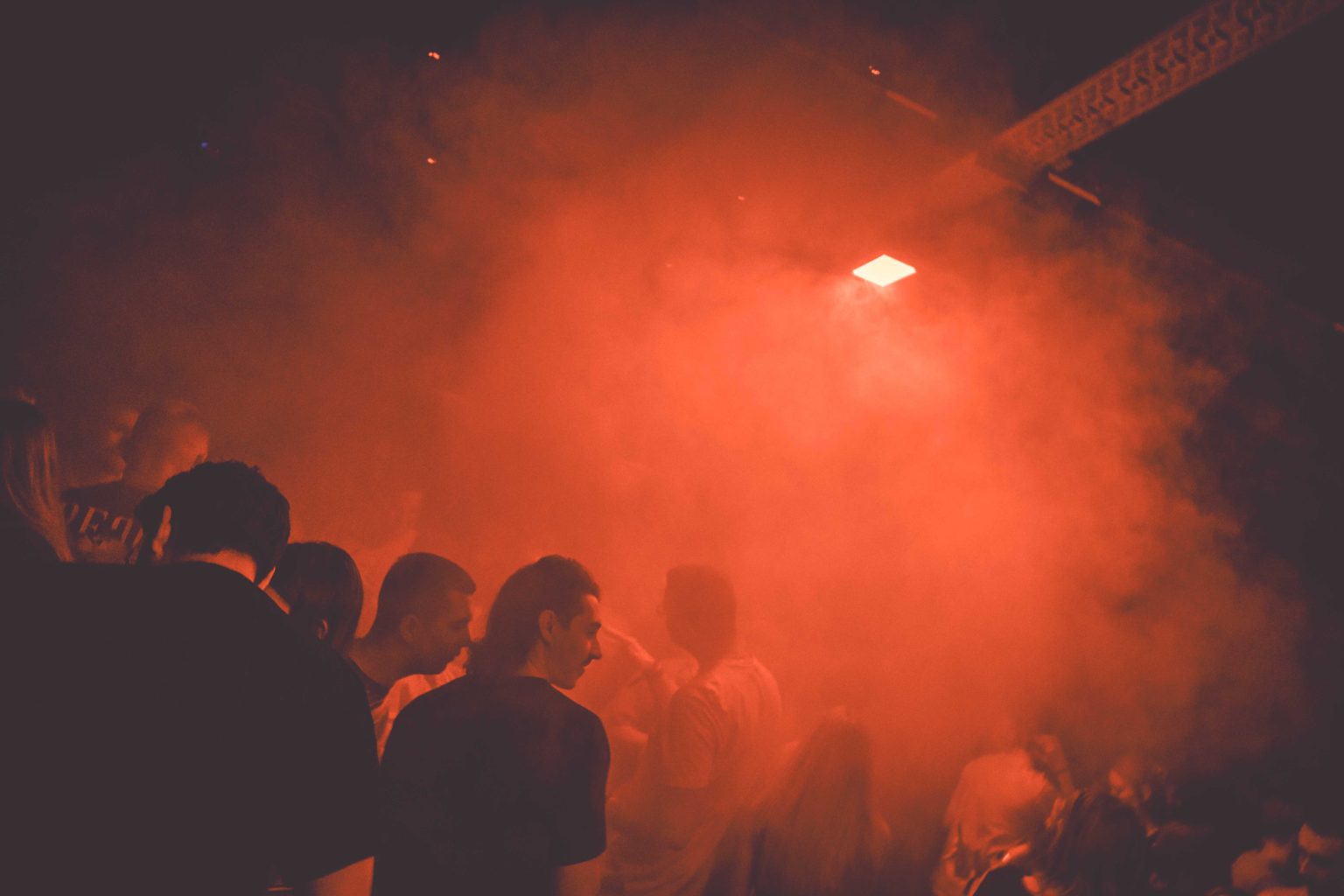 Bunker-Rave: Festivalbesucher tanzen zu Techno im düsteren Ambiente
