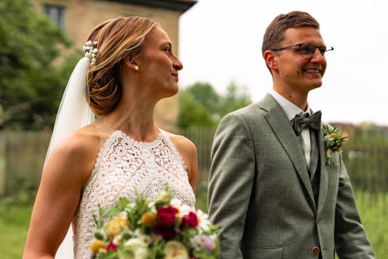 Brautpaar beim Fotoshooting in Bad Kissingen – Hochzeitsfotografie in High-End-Qualität mit natürlichen Emotionen.