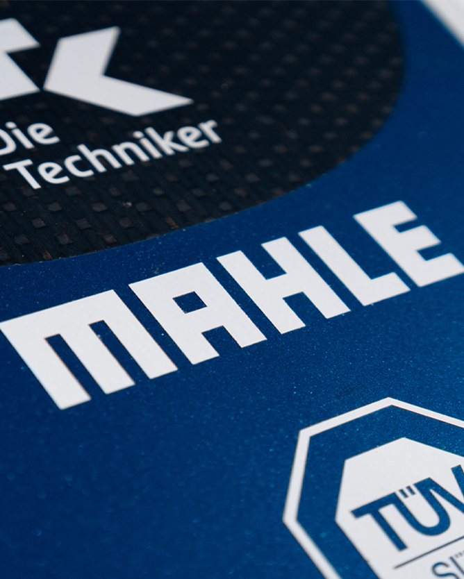 Close-up des Mahle Logos auf einem Fahrzeugteil während der Contentproduktion