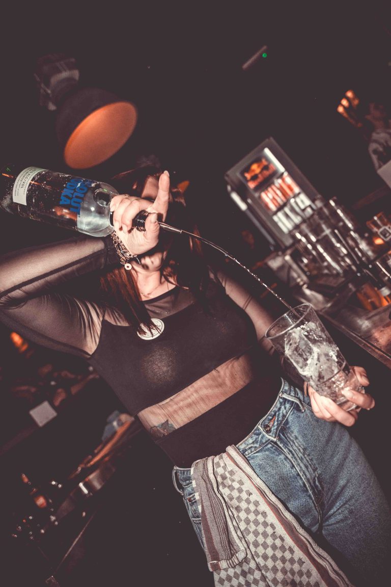 Stylische Barkeeperin mixt einen Cocktail – professionelle Bar- und Eventfotografie