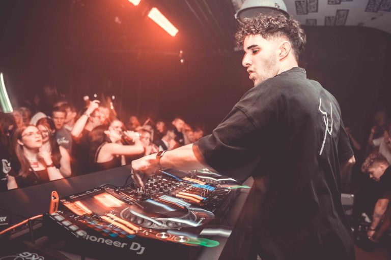 DJ und Produzent Luca-Dante Spadafora während eines Live-Auftritts