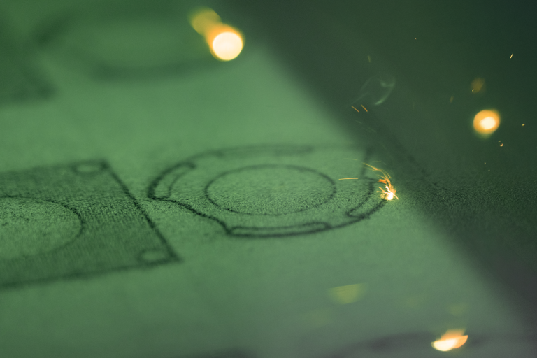 Detailaufnahme eines industriellen 3D-Druckverfahrens mit Metall: Ein Schweißlaser arbeitet präzise an einem Bauteil, während Funken und metallische Glanzlichter das technische Geschehen betonen. Die Szene zeigt die additive Fertigung in Aktion – ein Schlüsselbild moderner Industrie Fotografie mit Fokus auf Innovation, Hightech und automatisierter Metallverarbeitung. Fotografiert von Johannes Nöth | JNPhotografics.de mit der Sony A7 IV und hochwertigen G Master Objektiven. Ideal zur Darstellung von Zukunftstechnologie in der Fertigung – für Webseiten, Unternehmensbroschüren und Medien rund um industrielle Digitalisierung und Präzision.