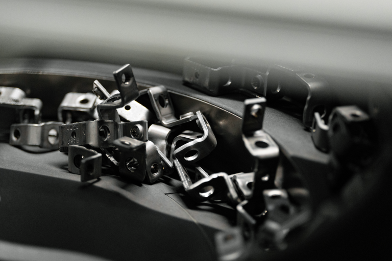 Detailaufnahme im Bereich Industrie Fotografie: Close-up von Metallwinkeln, die präzise in einer industriellen Maschine positioniert sind. Die Aufnahme zeigt scharfkantige Konturen, saubere Bearbeitungsspuren und die strukturierte Oberfläche des Metalls. Durch die gezielte Tiefenunschärfe entsteht eine hochwertige, technische Bildästhetik – ideal zur Darstellung von Präzision und Qualität in der Metallbearbeitung. Fotografiert von Johannes Nöth | JNPhotografics.de mit professioneller Sony-Technik, steht dieses Bild exemplarisch für moderne Industrie Fotografie mit Fokus auf technische Details, Maschinenbau und Fertigungstechnologie.