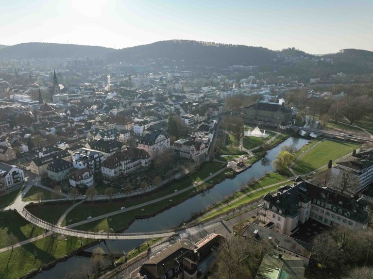 Drohnenfotografie Schweizerhaus Bad Kissingen – Luftaufnahme mit Stadtblick für Imagekampagne