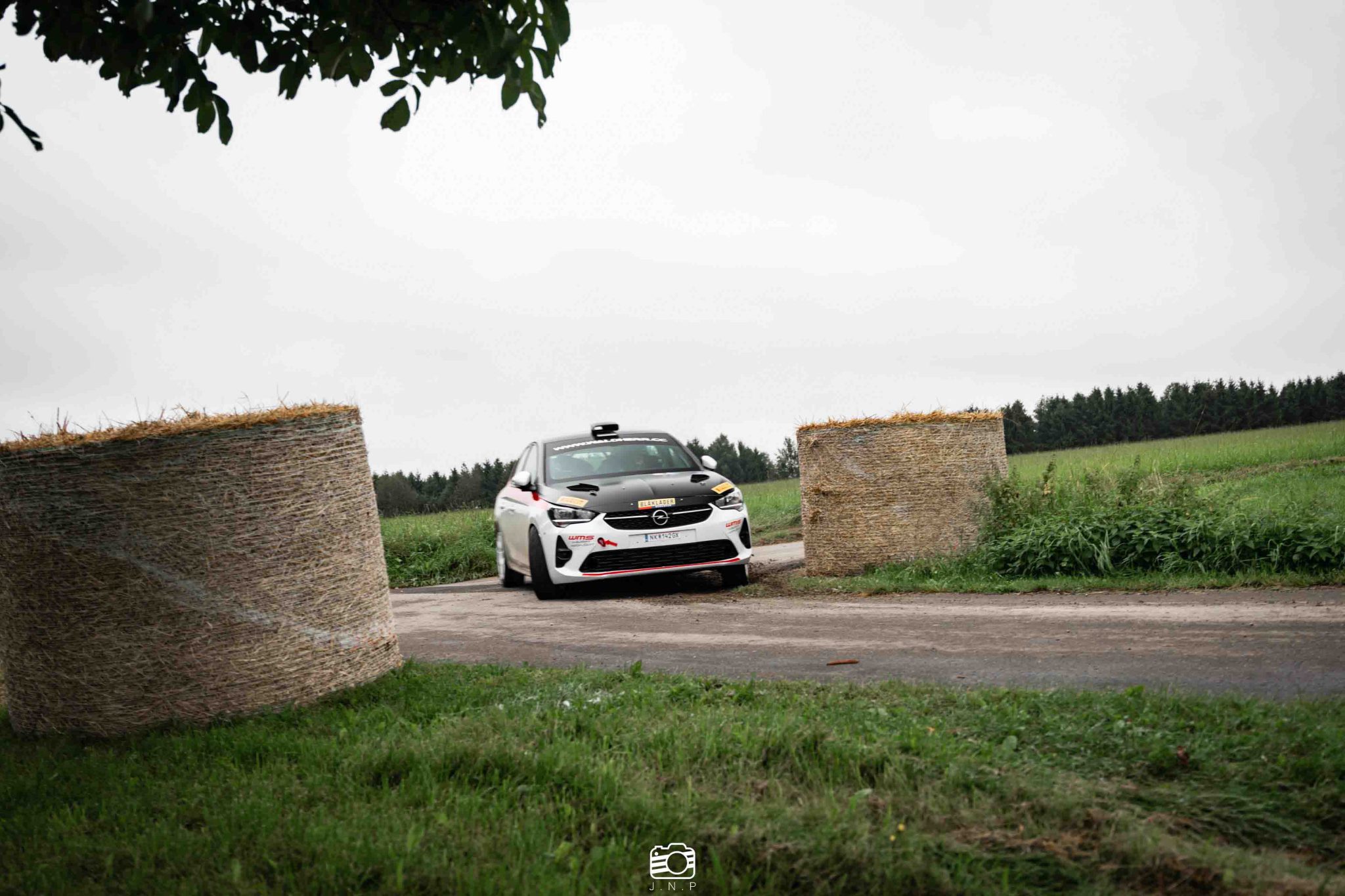 Professionelle Automotive Contentproduktion: Rallyeauto im Drift um einen Strohballen – Actionfotografie von JNPhotografics.
