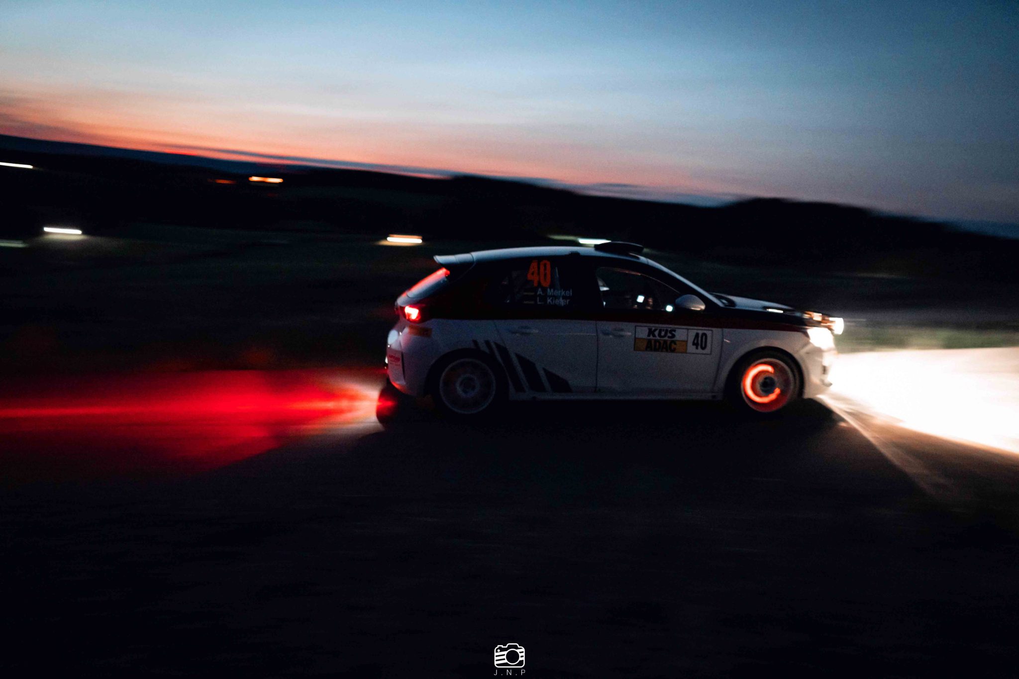 Exklusive Motorsport Contentproduktion bei Nacht: Glühende Bremsscheiben am Corsa Rally4 – Low-Light Fotografie von JNPhotografics.